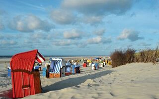 Strandkörbe am Badestrand der Nordseeinsel Juist