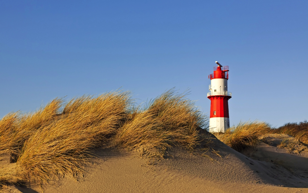 Kleiner Leuchtturm in den Dünen von Borkum