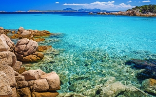 Spiaggia Capriccioli an der Costa Smeralda auf Sardinien, Italien